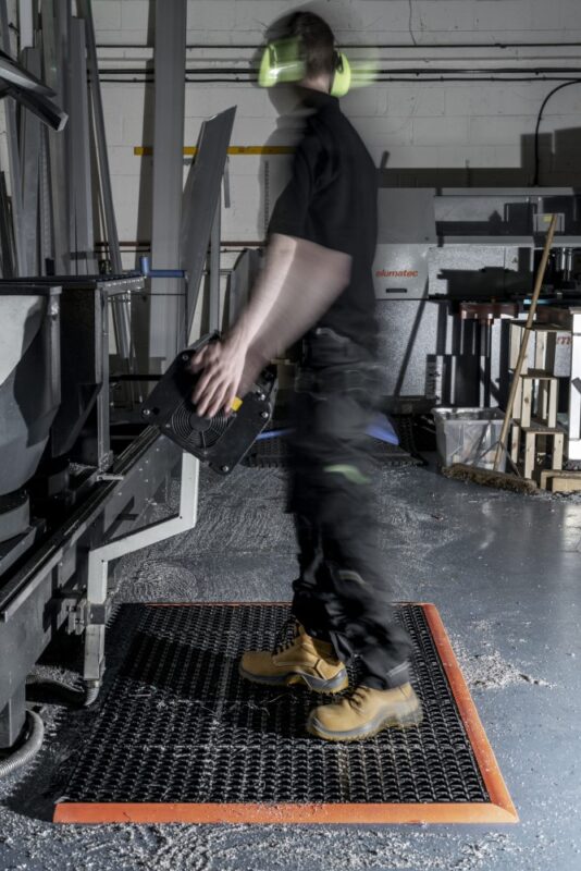 Worker Standing on Oil and Grease Rubber Anti Fatigue Mats